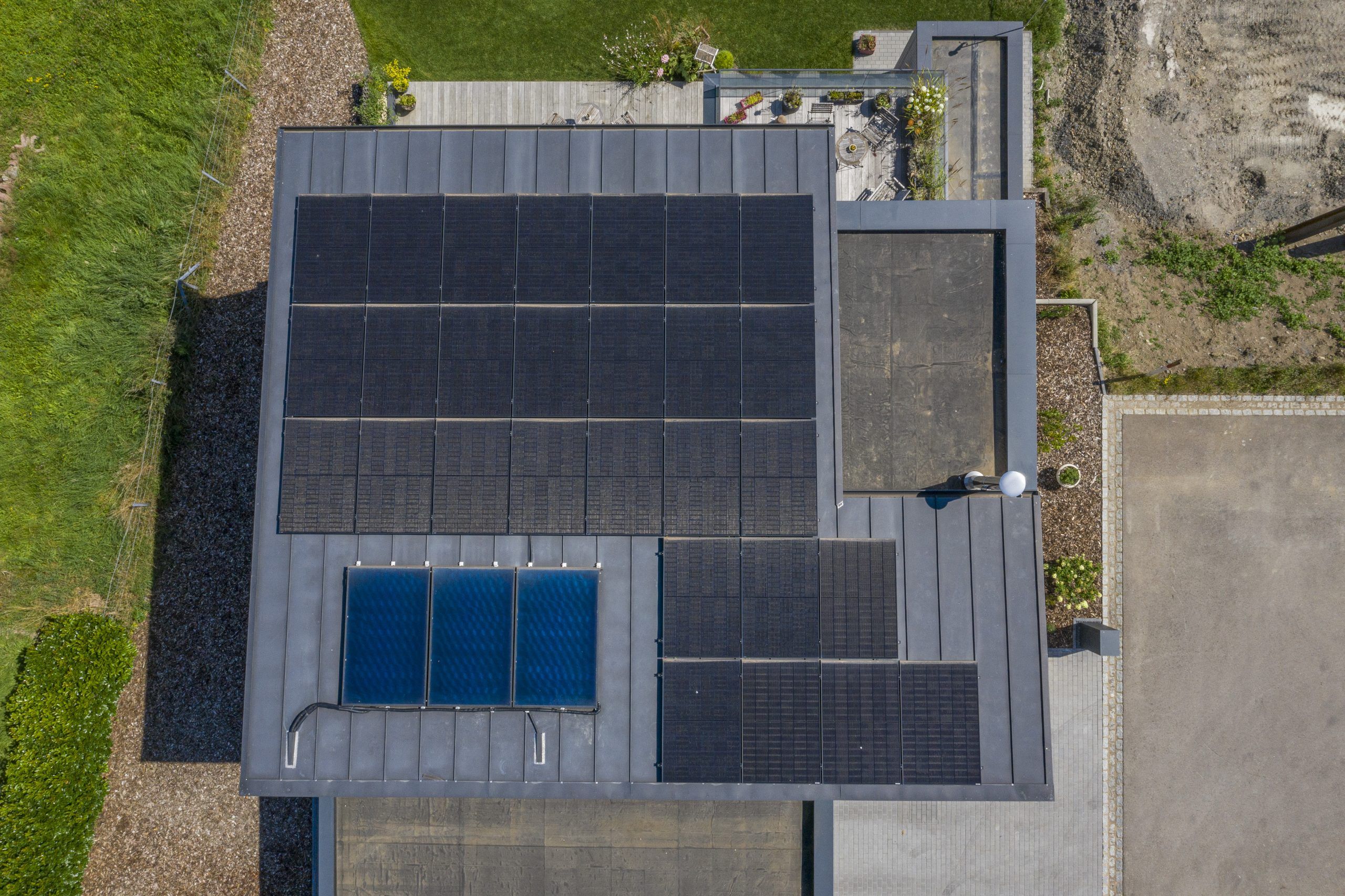 maison écologique avec panneaux photovoltaïques